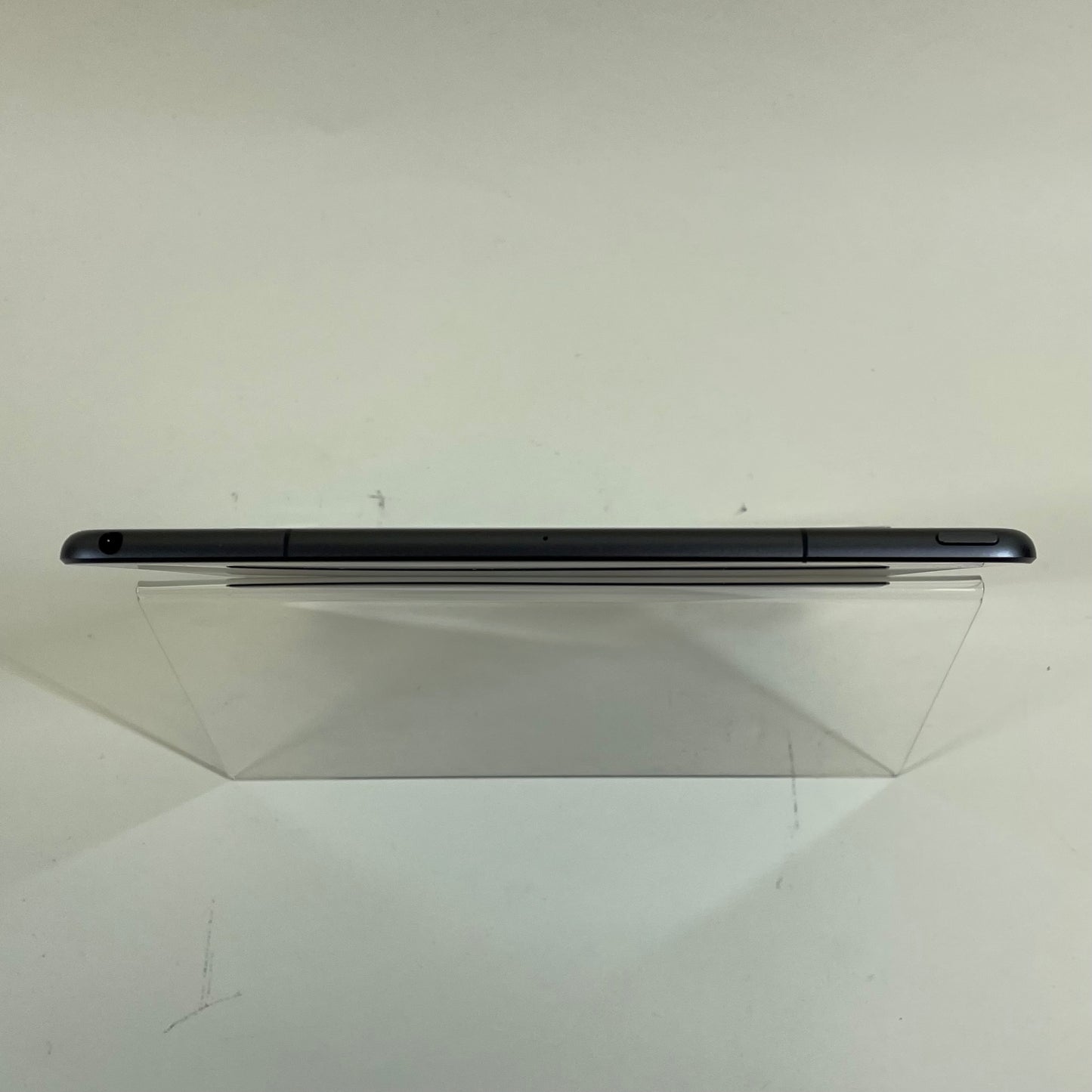 Unlocked Apple iPad Air 3rd Gen 256GB 18.0.1 Space gray MV1T2LL/A