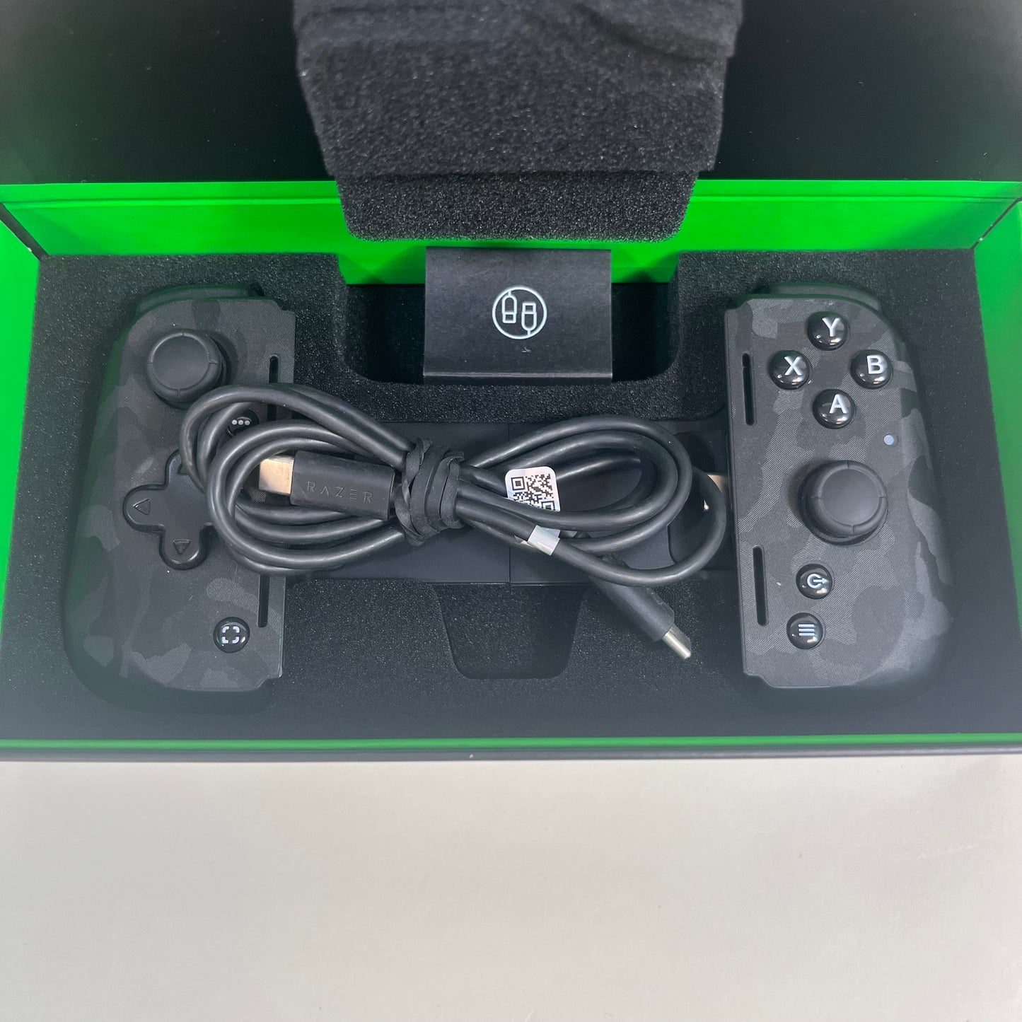 Razer Edge Handheld Gaming Device RZ45-0461 / Razer Kishi V2 Pro RZ06-0458