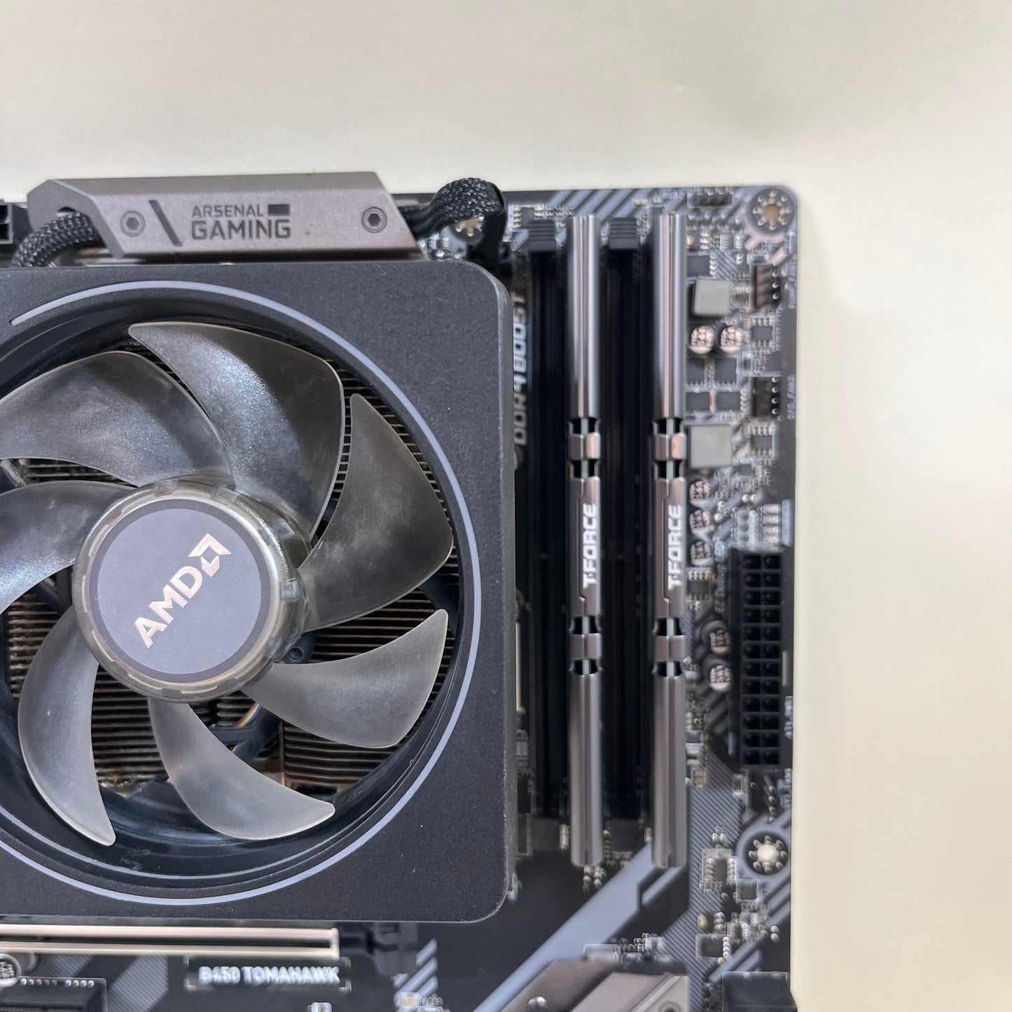 MSI B450 TOMAHAWK AM4 ATX Ryzen 7 3700x Intel NVMe 1TB SSD T Force Vulcan Z DDR4