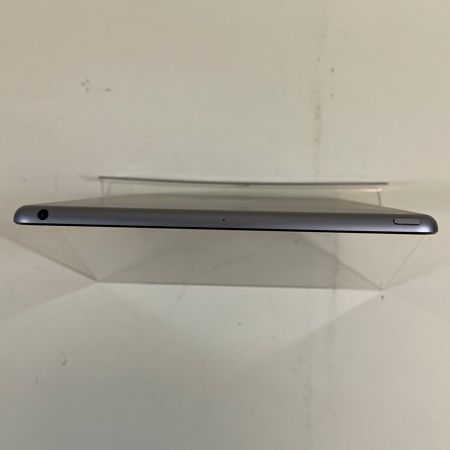 WiFi Only Apple iPad 6th Gen 128GB 16.4 Space gray MR7J2LL/A