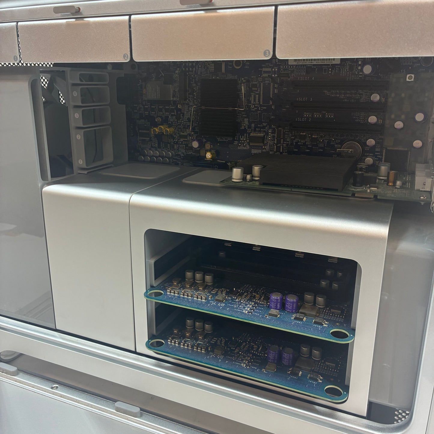 2006 Apple Mac Pro Quad Core Xeon 2.6GHz 1GB RAM 7300 GT Silver A1186 NO OS/HDD