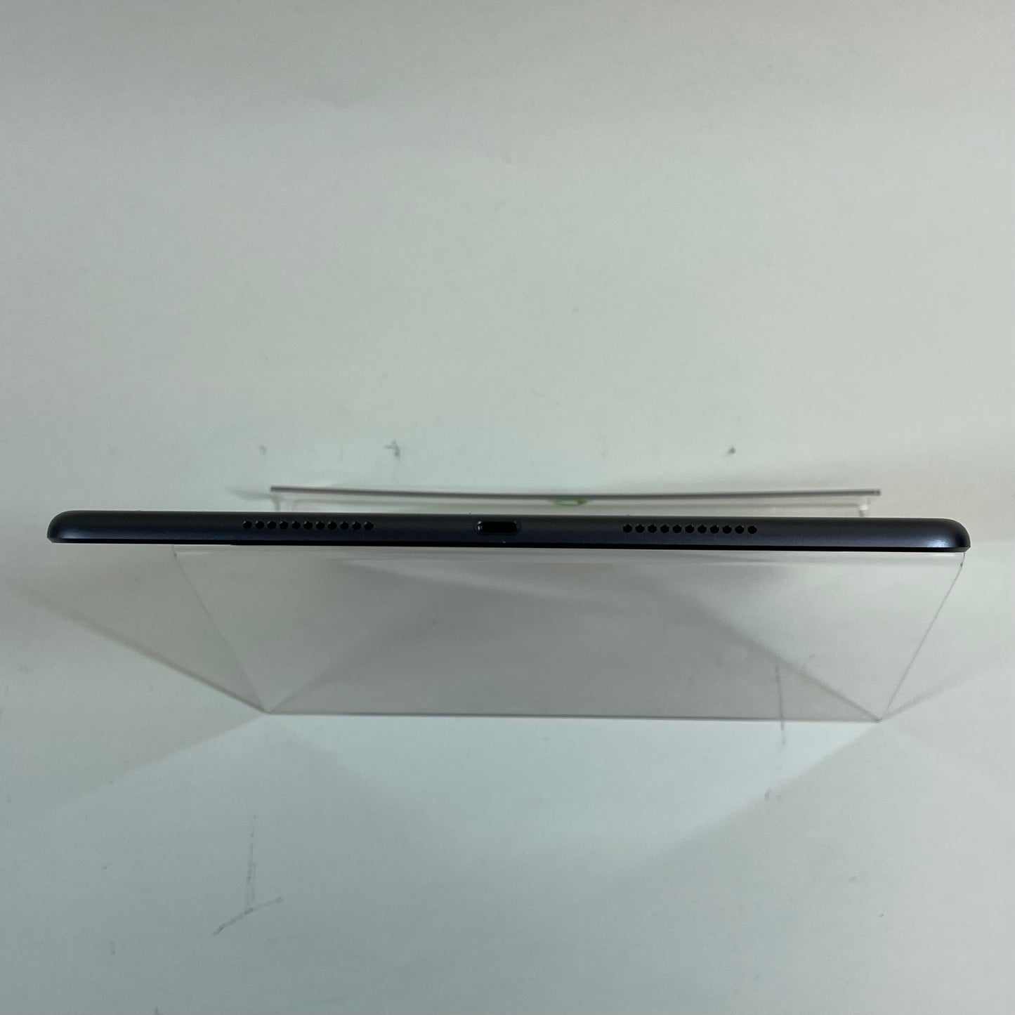 Unlocked Apple iPad Air 3rd Gen 256GB 18.0.1 Space gray MV1T2LL/A