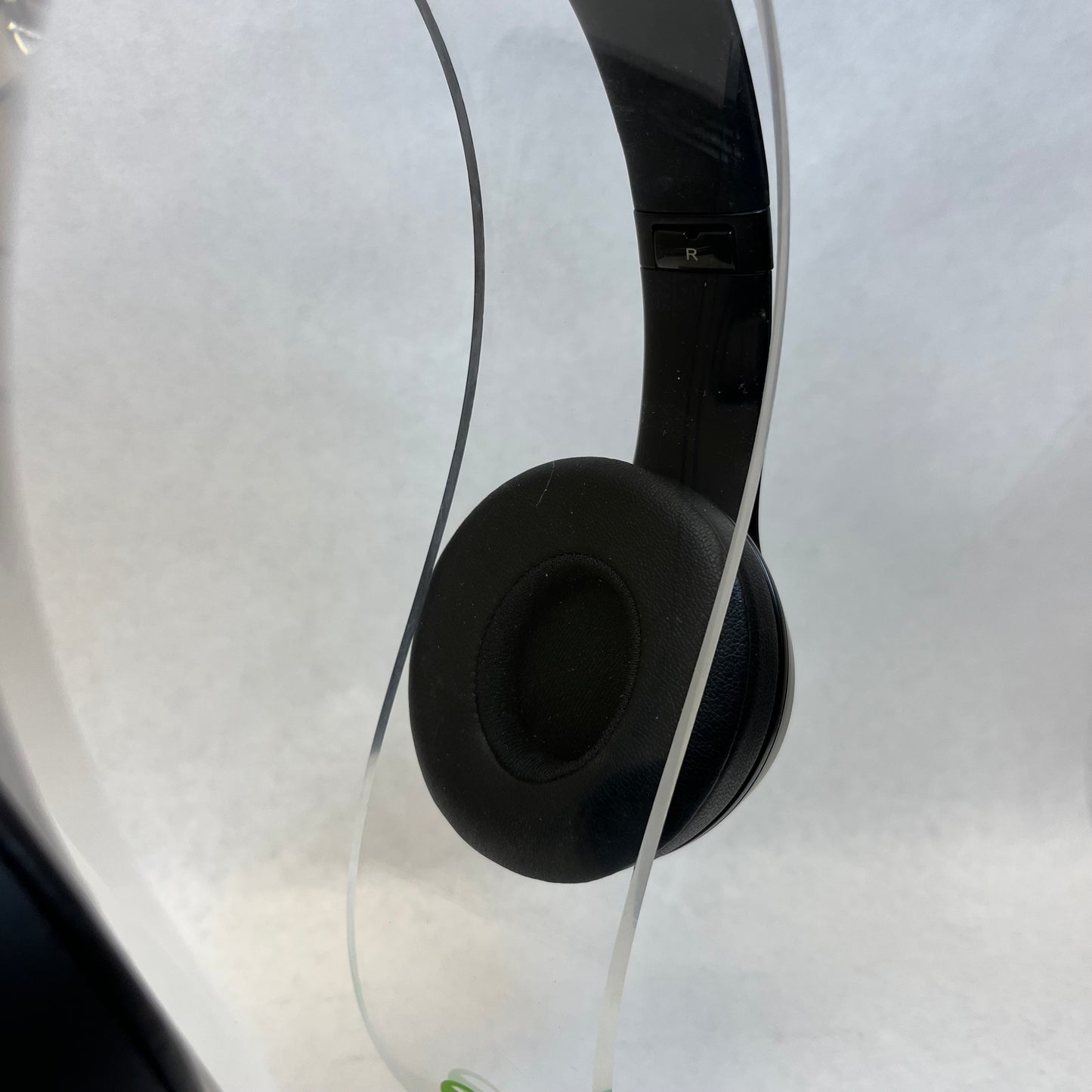 Beats Solo3 Wireless On-Ear Bluetooth Headphones Black ‎w/ Carry Case